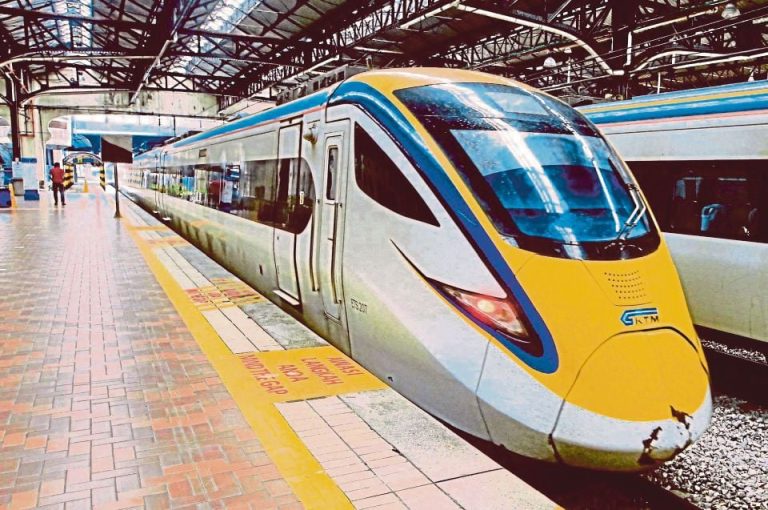 Jementah Assemblywoman Rides First ETS Train to Segamat, Welcomes Extended Service to Johor