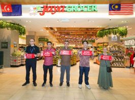 (From left) Sergey Aristarkhov, General Manager of Toppen Shopping Centre, Joseph Teoh, Deputy Chief Executive Officer of Jaya Grocer, Mohd Masni bin Wakiman, District Officer for Johor Bahru, Daniel Teng, Chief Executive Officer of Jaya Grocer and Sabrina Caserta, Commercial Director of Ikano Centres during the ribbon cutting ceremony.