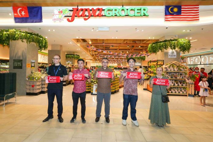 (From left) Sergey Aristarkhov, General Manager of Toppen Shopping Centre, Joseph Teoh, Deputy Chief Executive Officer of Jaya Grocer, Mohd Masni bin Wakiman, District Officer for Johor Bahru, Daniel Teng, Chief Executive Officer of Jaya Grocer and Sabrina Caserta, Commercial Director of Ikano Centres during the ribbon cutting ceremony.