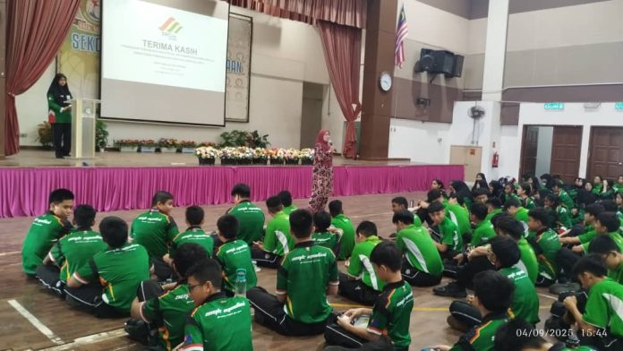 Sekolah Menengah Kebangsaan Medini Iskandar Puteri students participating in the Environmental Awareness Programme: Wood Waste Circular Economy Model and Wood Upcycling Workshop