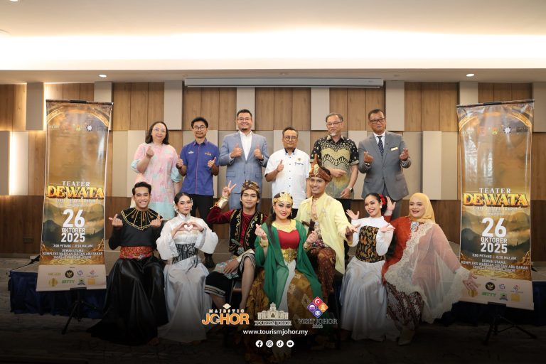 Tale of Love in Between Nusantara Thrones