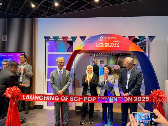 Sci-Pop Launch at Petrosains, The Discovery Centre. (from left to right - H.E. Yeo Seung-bae, Siti Azlina, Han Hyung-joo, Ezarisma)