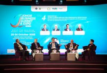 IIB Strengthens Johor’s Position as ASEAN’s Growth Engine at Johor Business Summit & Expo (JBSE) 2025 Left to right: Mohamad Reduan Mohd Zabri, Director, Malaysian Investment Development Authority (MIDA) Johor, Dr. Mohd Afzanizam, Chief Economist, Bank Muamalat Malaysia Berhad (BMMB), Dato Idzham Mohd Hashim, President and Chief Executive Officer of Iskandar Investment Berhad