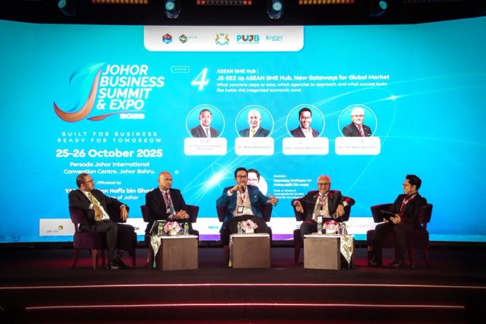 Left to right: Mohamad Reduan Mohd Zabri, Director, Malaysian Investment Development Authority (MIDA) Johor, Dr. Mohd Afzanizam, Chief Economist, Bank Muamalat Malaysia Berhad (BMMB), Dato Idzham Mohd Hashim, President and Chief Executive Officer of Iskandar Investment Berhad