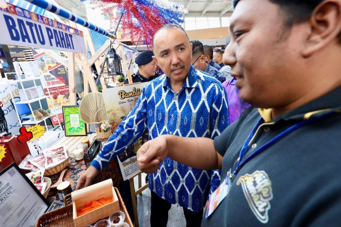 Pic1 (8) State Housing and Local Government Committee chairman Datuk Mohd Jafni Md Shukor visiting a district’s special booth after the New Year Visit Johor Year 2026 event at Senai International Airport – Image credit: Mohd Jafni Md Shukor Facebook page