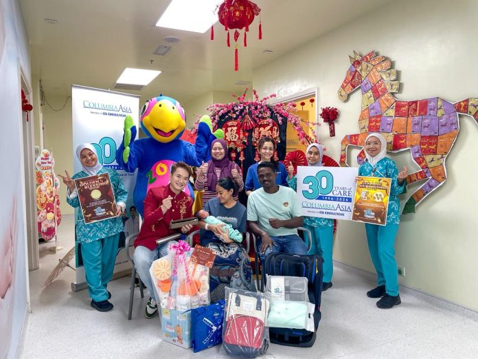 (seated from left) Columbia Asia Hospital Tebrau CEO James Chong, new parents Cheah and Yogeswaran, with the medical team