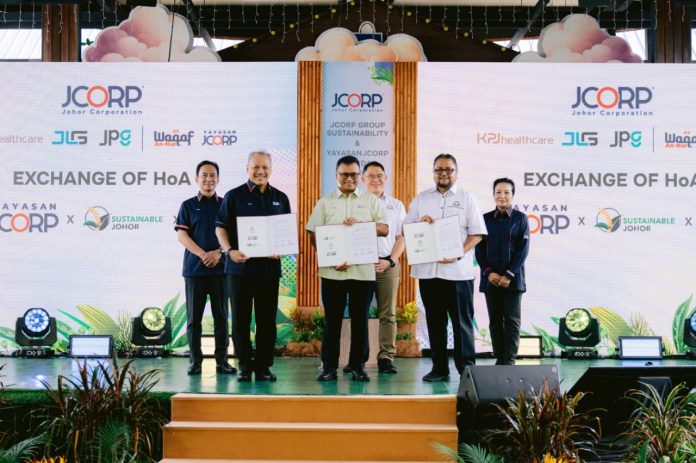 From left, Rozaini Mohd Sani, Chairman of Yayasan JCorp Dato' Mizan Yahya, Chief Executive Officer of Yayasan JCorp, Ling Tian Soon, Chairman of the Johor State Health and Environment Committee, Fayzul Dato' Hj Omar, Johor Sustainability Centre, Mohd Syahrir Adzrin Salleh, Director, Johor State Forestry Department and Zaidatul Zurita Abdul Rahman