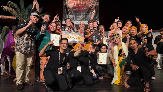 GETAR JB winning the Best Theatre with Dalang and will represent the Southern Zone to the national theatre festival