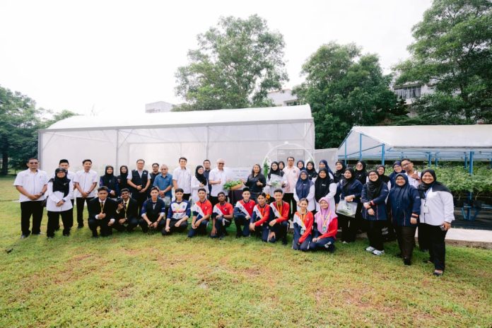 Commemorative photo at SMK Seri Kota Puteri 2, Masai Smart Farming Greenhouse