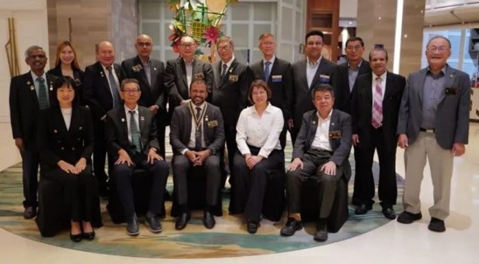 Saravanan Krishnan (middle) with Rotary Club of Johor Bahru organising committee - Image credits ApaKhabarTV