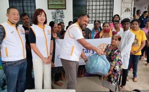 Saravanan handing an aid to recipient during a charity event - Image credits ApaKhabarTV 