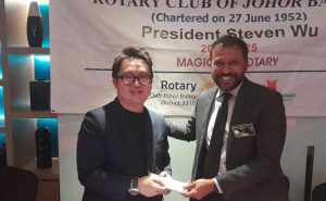 Saravanan (right) expresses gratitude to a guest speaker at the Rotary Club's weekly meeting - Image credits ApaKhabarTV  