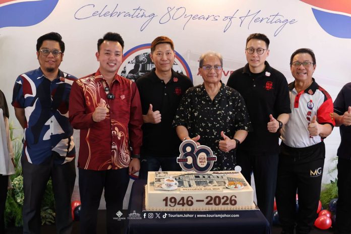 Hua_Mui_80thAnni_TourismJohorFB Left to right, Nor Syazlan bin Abd Razak, Director of the Johor Warisan Foundation, Chua Jian Boon, Deputy Chairman of the Johor State Unity, Heritage and Culture Committee, Jeremy Chiang, Chief Executive Officer (CEO) of Hua Mui Restaurant, David Chiang, the second-generation owner of Hua Mui Restaurant, Glenn Chiang, Chief Operating Officer (COO) of Hua Mui Restaurant and a representative from the Johor Bahru Tiong Hua Association- Image credits Tourism Johor Facebook Page