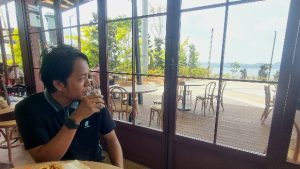 Kopitiam food in the comfort of air-conditioned cafe, overlooking the bay