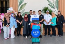 SKS Mart Pandan Opens Its Doors, Bringing Everyday Convenience Closer to Home Clement Chan (centre in black shirt) together with SKS Mart Pandan's main tenants and first family visitor