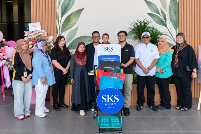 Clement Chan (centre in black shirt) together with SKS Mart Pandan's main tenants and first family visitor