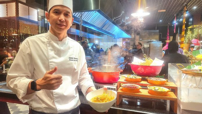 20261002_191630(1)(1) From Pattaya to Johor Bahru, with much of the ChomSindh's beloved cuisine Chef Jo Aphilak, Executive Sous Chef from Amari Pattaya, holding one of his signature dishes in ChomSindh, the Chicken Khao Soi