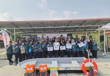 Ihsan Johor and Johor Plantations Group Equip Tampoi Community for Monsoon Season After 2025 Floods JPG employees during the handover of flood preparedness equipment to Pertubuhan Ihsan Johor.