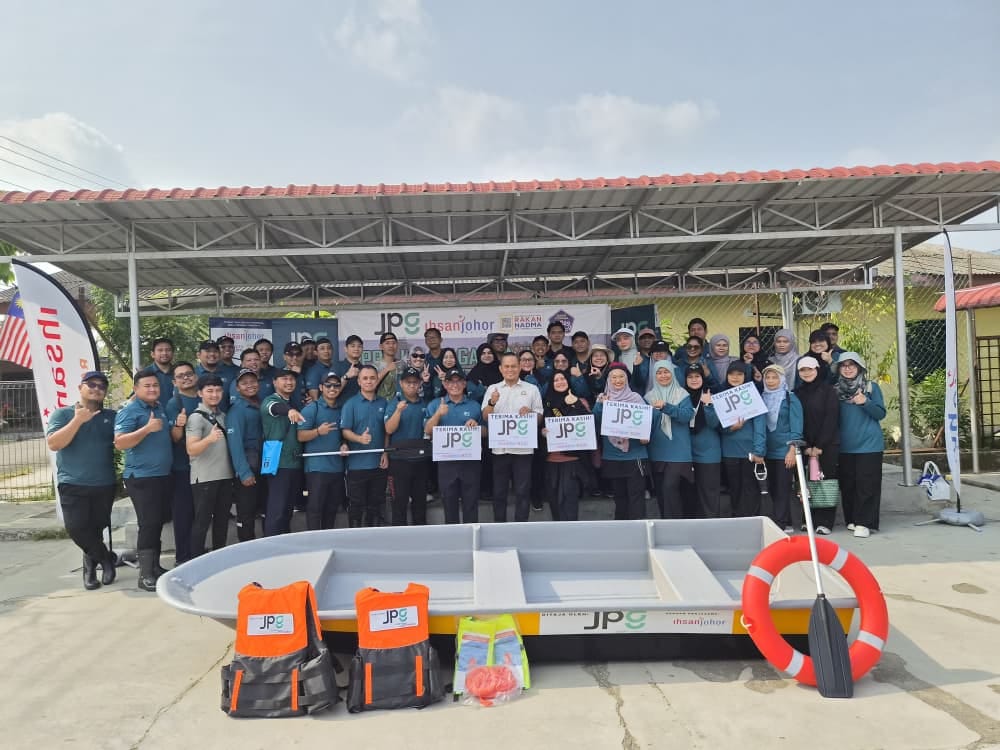 Gropu photo untuk serahan peralatan yang disumbangkan JPG employees during the handover of flood preparedness equipment to Pertubuhan Ihsan Johor.